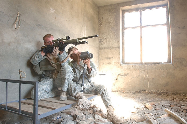 Amerikai mesterlövész pár Afganisztánban (2006. október 19.)