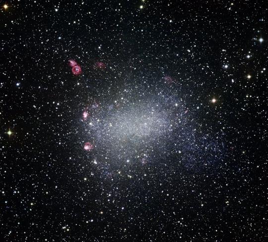 A 2,2 méteres ESO/MPG távcsőre szerelt WFI kamerával négy szűrőn (B, V, R és Hα) keresztül rögzített felvételekből összeállított kép az NGC 6822 galaxisról. A látómező mérete 35'x34'. [ESO]