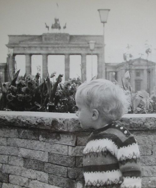 A Brandenburgi kapu 1968-ban a keleti oldalon. Eddig lehetett megközelíteni a látogatóknak a kaput. A virágokkal díszített Baby-Wall