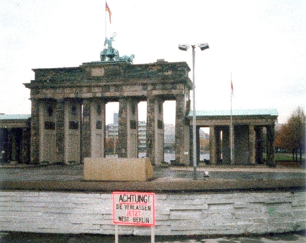 A Brandenburgi kapu 1987-ben a nyugati oldalról