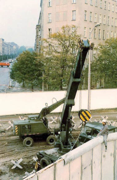 Falépítés 1980-ban Nyugat-Berlinből fényképezve