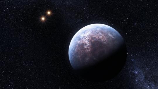 Fantáziarajz a Gliese 667c exobolygóról, a 32 most bejelentett exoplanéta egyikéről. A körülbelül 6 földtömegű égitest egy hármas bolygórendszer tagjaként 0,05 csillagászati egység sugarú pályán kering kistömegű központi csillaga körül, ami maga is kísérője egy szorosabb kettőst alkotó két, szintén kistömegű csillagnak. [ESO/L. Calçada]