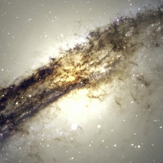A Centaurus A elliptikus óriásgalaxis a látható tartományban. A felvétel az ESO 2,2 méteres MPG távcsövére szerelt WFI (Wide-Field Imager) kamerával készült. A látómező mérete 4x4 ívperc. [ESO/Y. Beletsky]