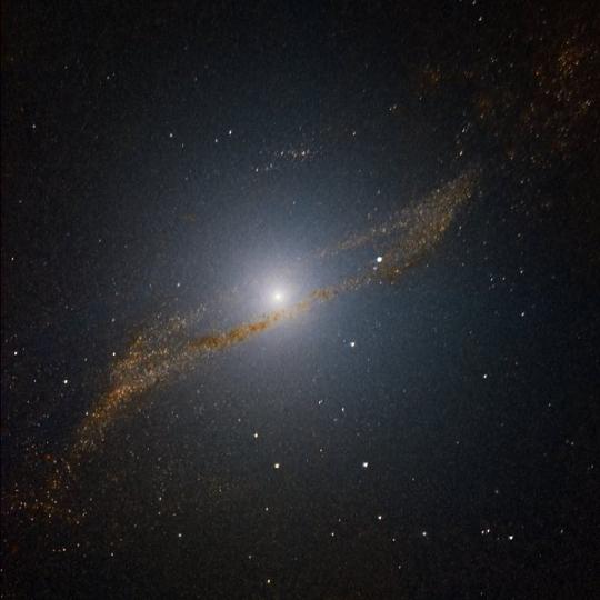 A Centaurus A elliptikus óriásgalaxis a látható tartományban. A felvétel az ESO 2,2 méteres MPG távcsövére szerelt WFI (Wide-Field Imager) kamerával készült. A látómező mérete 4x4 ívperc. [ESO/Y. Beletsky]