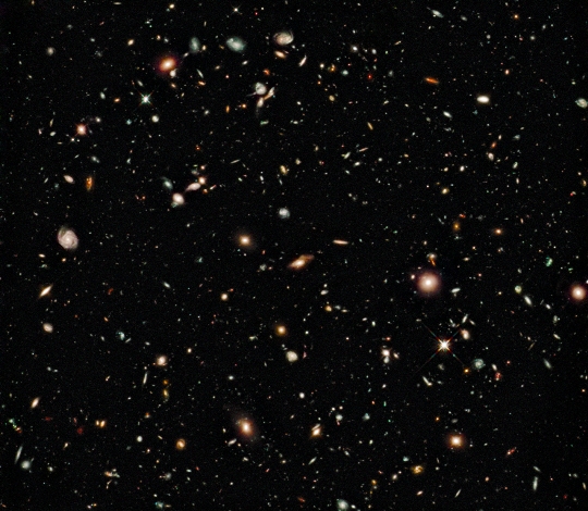 A roppant távoli ősgalaxisokkal zsúfolt terület a Hubble felvételén (Forrás: NASA)