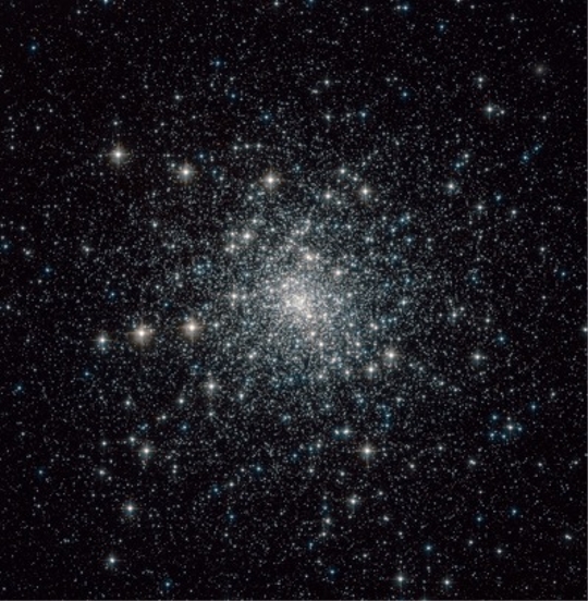 A 13 milliárd éve kialakult, 28 ezer fényév távolságra lévő M30 gömbhalmaz a Hubble-űrtávcső felvételén (NASA/ESA)