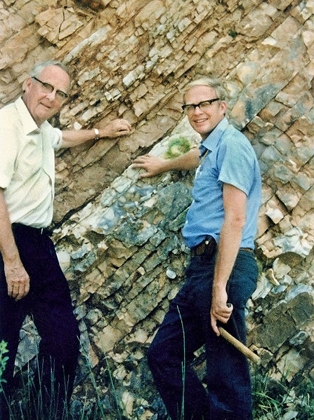 Walter és Louis Alvarez a 65 millió évvel ezelőtt történt, a dinoszauruszok kihalását okozó és így az élet fejlődésében nagy szerepet játszó esemény során lerakódott rétegek előtt