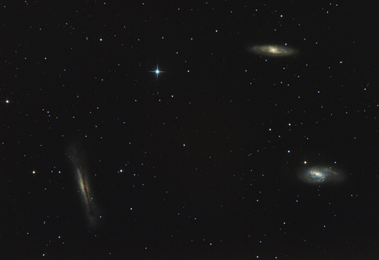Kozmikus szomszédságunkban, alig 35 millió fényévnyire levő galaxisok kisebb csoportja az Oroszlán csillagkép irányában (Hét képe, 2010. április 12, Pósán Tibor felvétele)