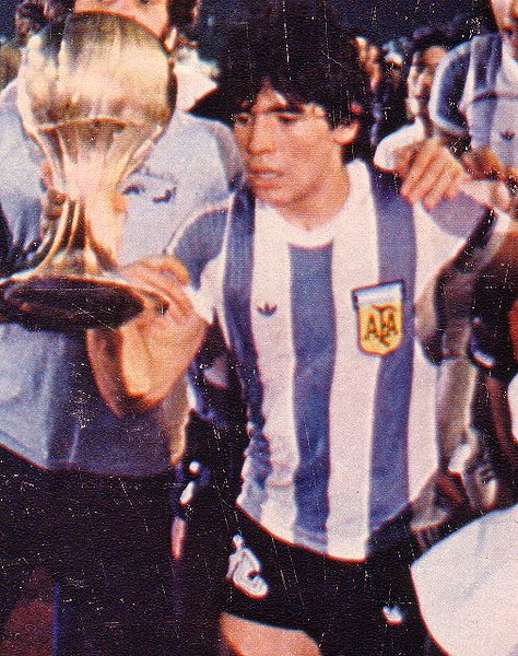Az ifjúsági világbajnoki trófeával (1979)