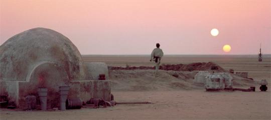 George Lucas víziója egy szoros kettős körül keringő bolygó naplementéjéről. [Lucasfilm Ltd. & TM.]
